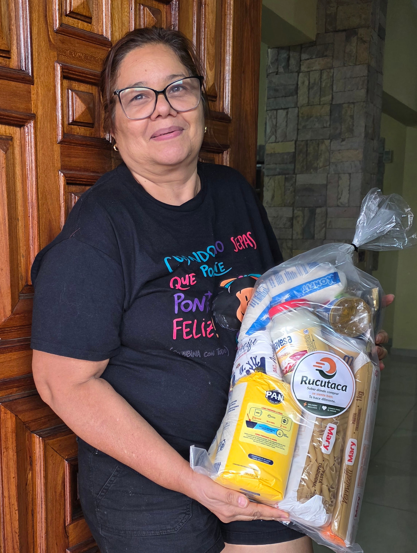 Cliente de Rucutaca recibiendo su combo de mercado